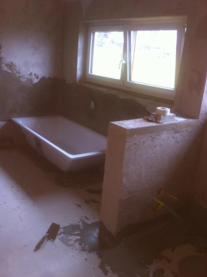 Badezimmer vor der Sanierung durch die die Fliesenprofi Martin Danzl GmbH